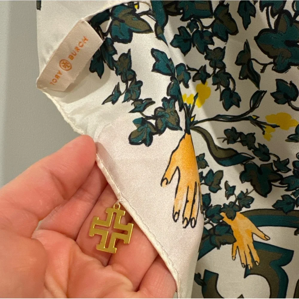 TORY BURCH DAISY VINE MEDALLION CHARM SILK SQUARE SCARF - Picture 6 of 9